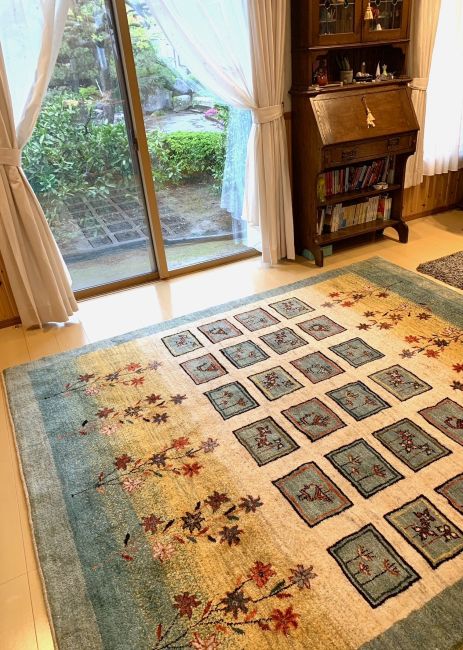 エメラルドグリーンと黄色に花柄が可愛いリビングサイズのギャッベ