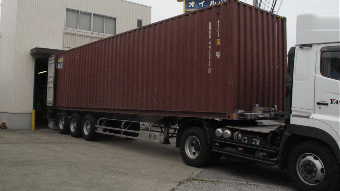40ftコンテナからの荷降ろし作業風景|倉庫での輸入商品搬入の様子
