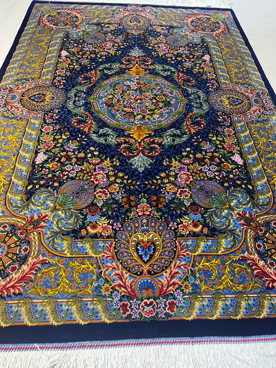高級ペルシャ絨毯クム産シルク100%  メティン工房 150×101cm(FN-10013)