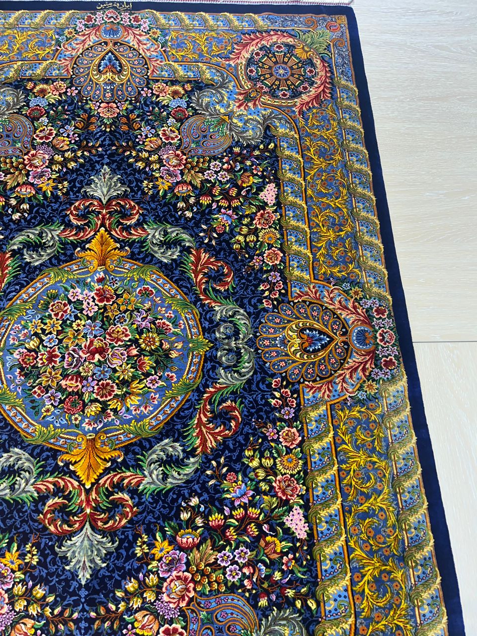 高級ペルシャ絨毯クム産シルク100%  メティン工房 150×101cm(FN-10013)