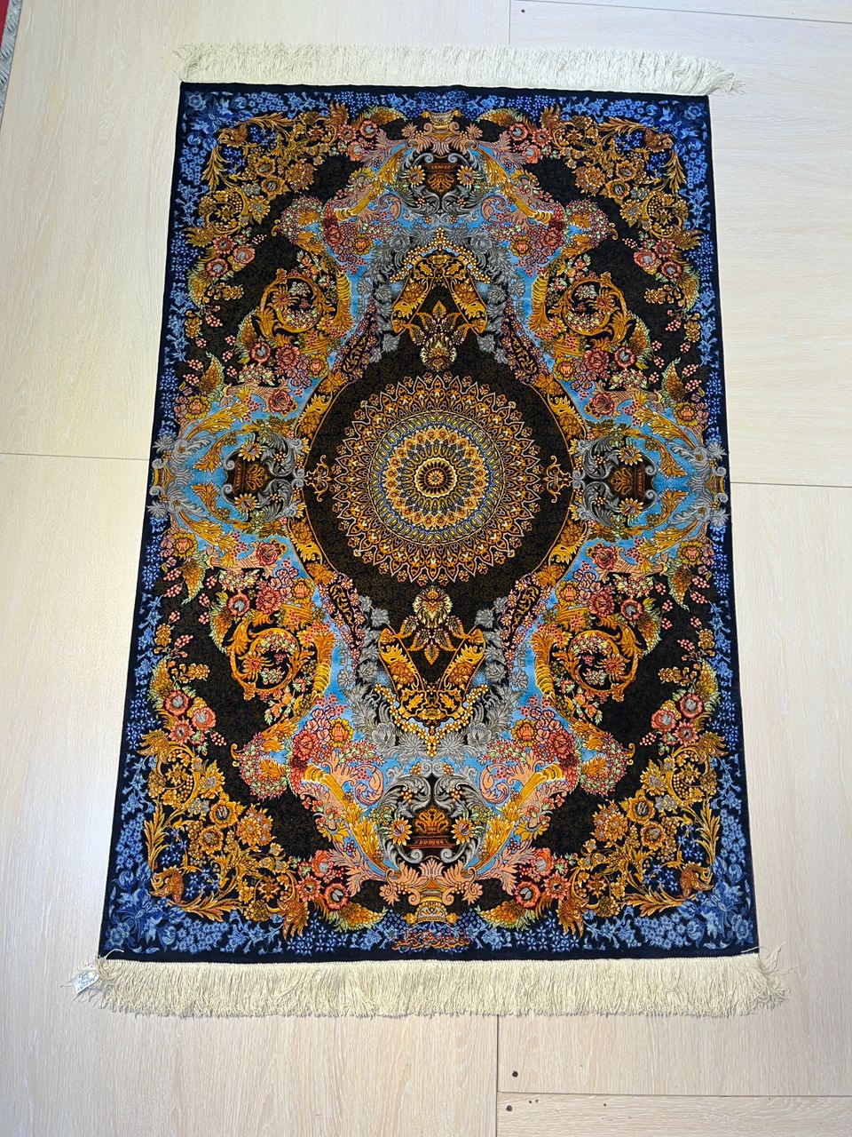 ペルシャ絨毯シルク100％ 手織り高級 クム産 90cm×60cm 高級ペルシャ絨毯クム産シルク100％ ジャディ工房 123×78cm（FN-10039