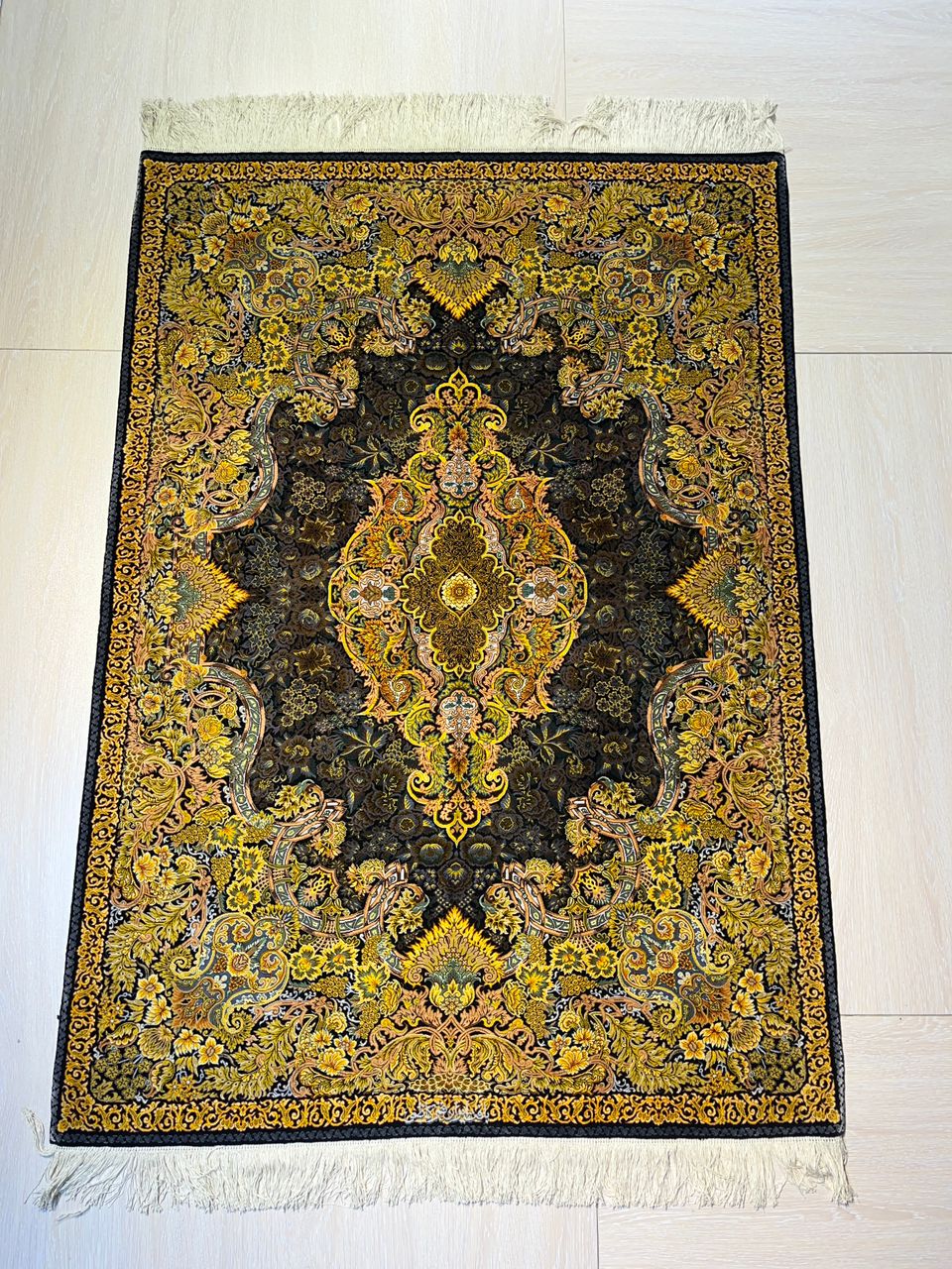 高級ペルシャ絨毯クム産シルク100%  カズミ工房 152×107cm(FN-10018)