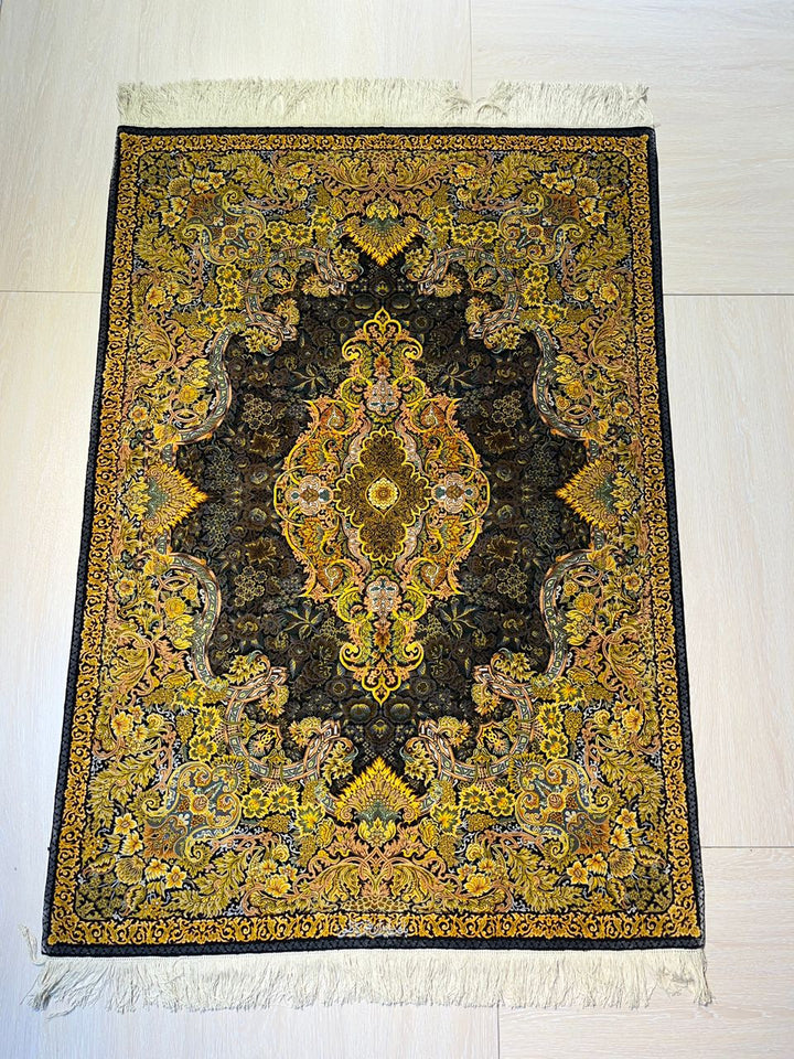 高級ペルシャ絨毯クム産シルク100%  カズミ工房 152×107cm(FN-10018)