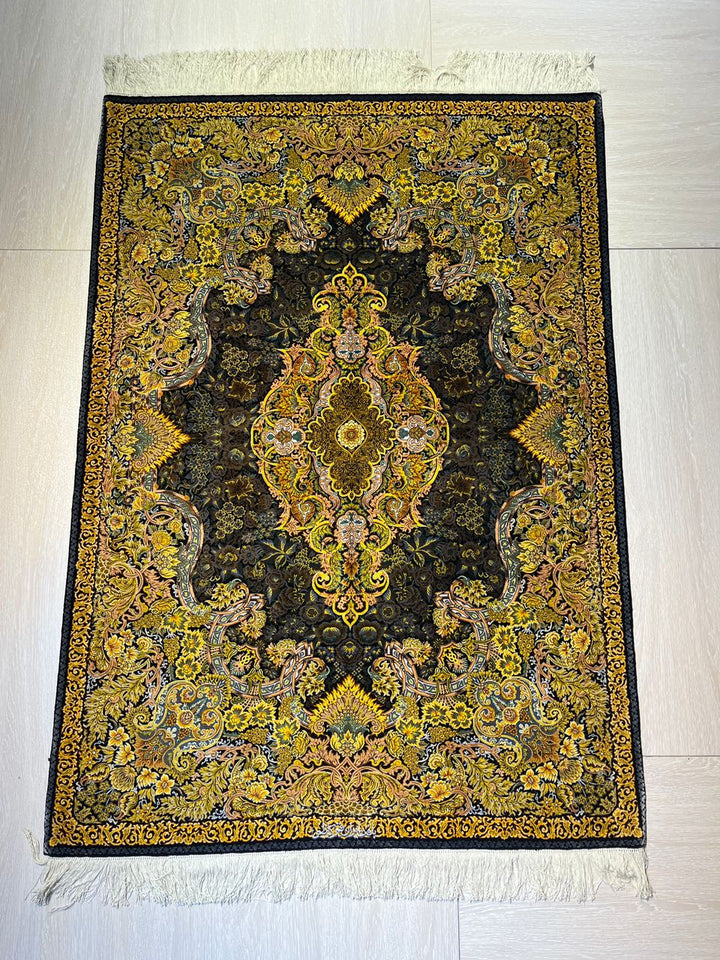高級ペルシャ絨毯クム産シルク100%  カズミ工房 152×107cm(FN-10018)