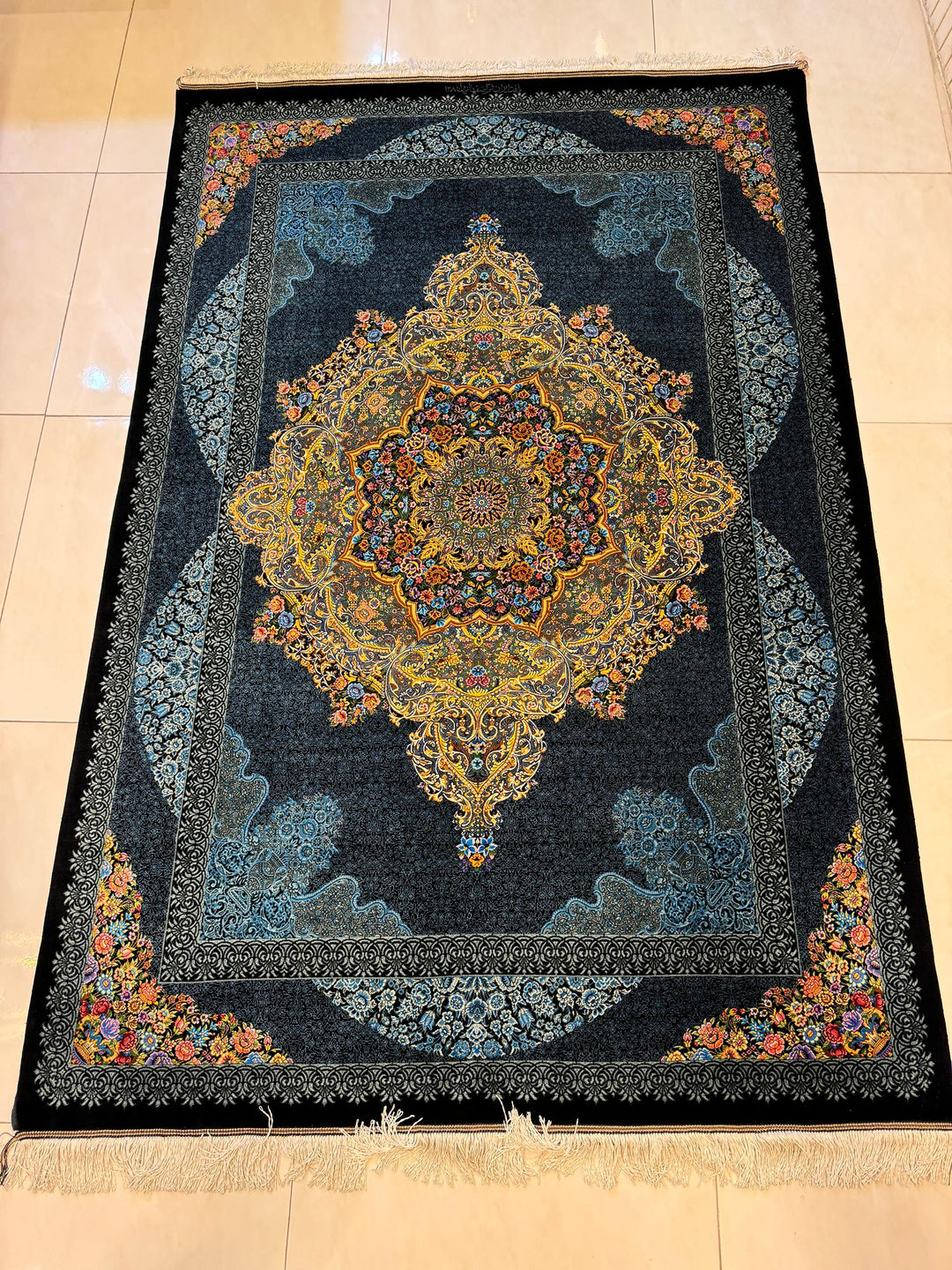 高級ペルシャ絨毯クム産シルク100%  イスファハン工房  205×135cm(FN-10019)