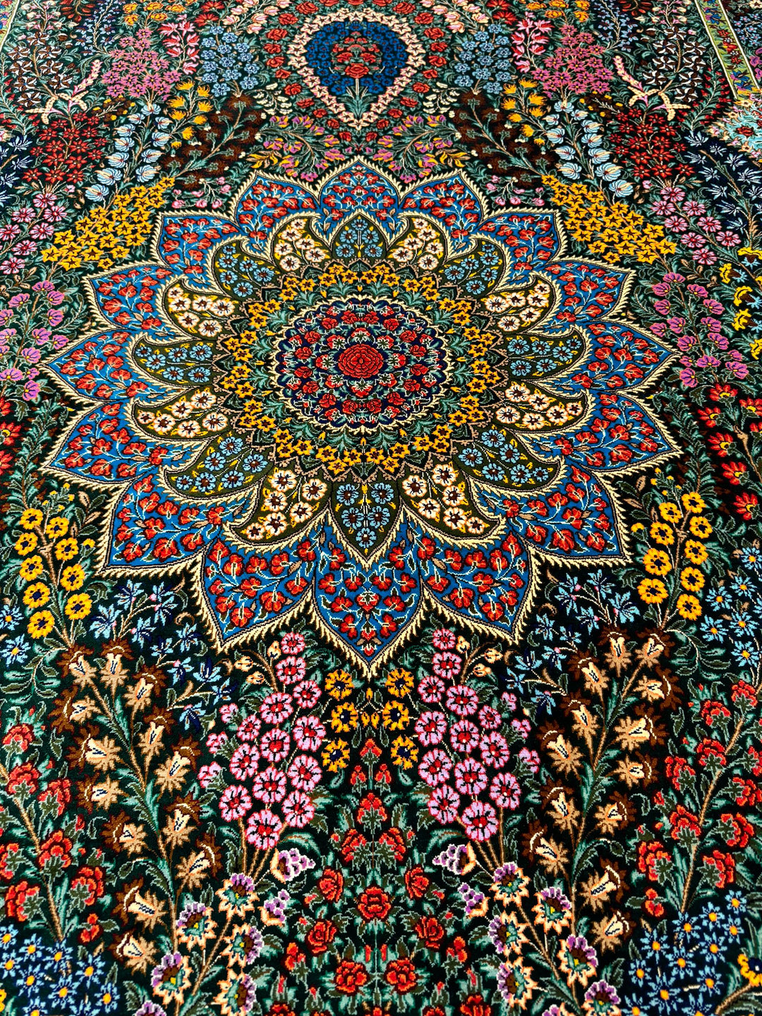 高級ペルシャ絨毯クム産シルク100%  ハジ・ホセイニ  198×133cm(FN-10024)