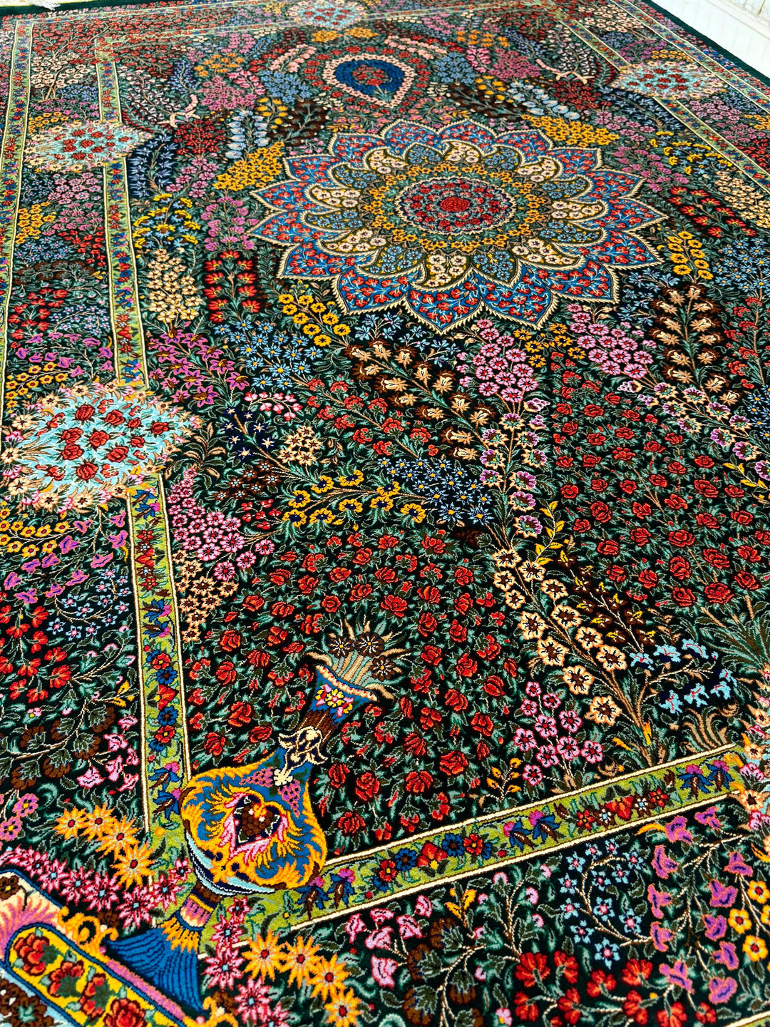 高級ペルシャ絨毯クム産シルク100%  ハジ・ホセイニ  198×133cm(FN-10024)