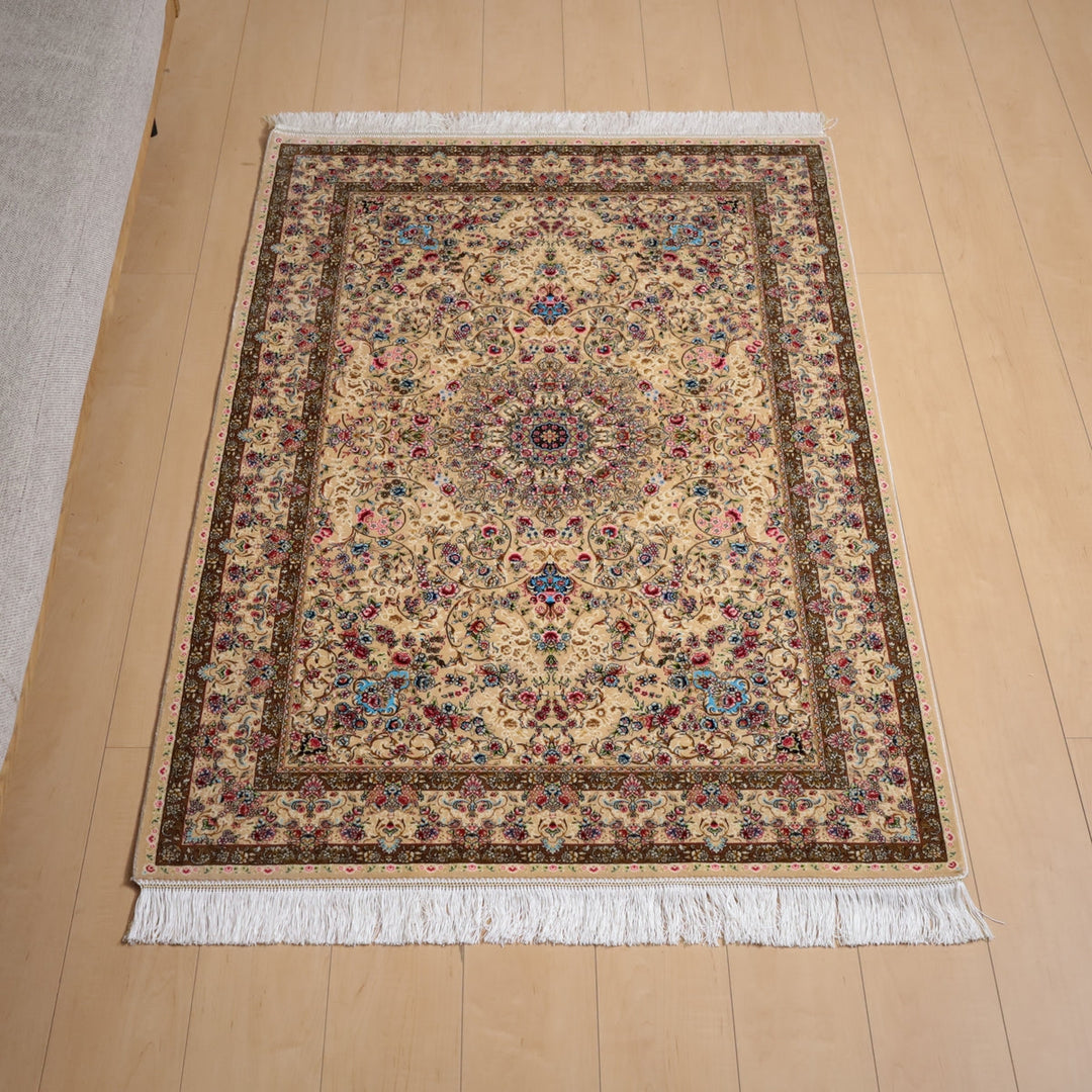 ウール素材の手織りペルシャ絨毯がリビングの床に敷かれ、緻密な模様と温かな色合いが専門店ならではの高級感を漂わせています。