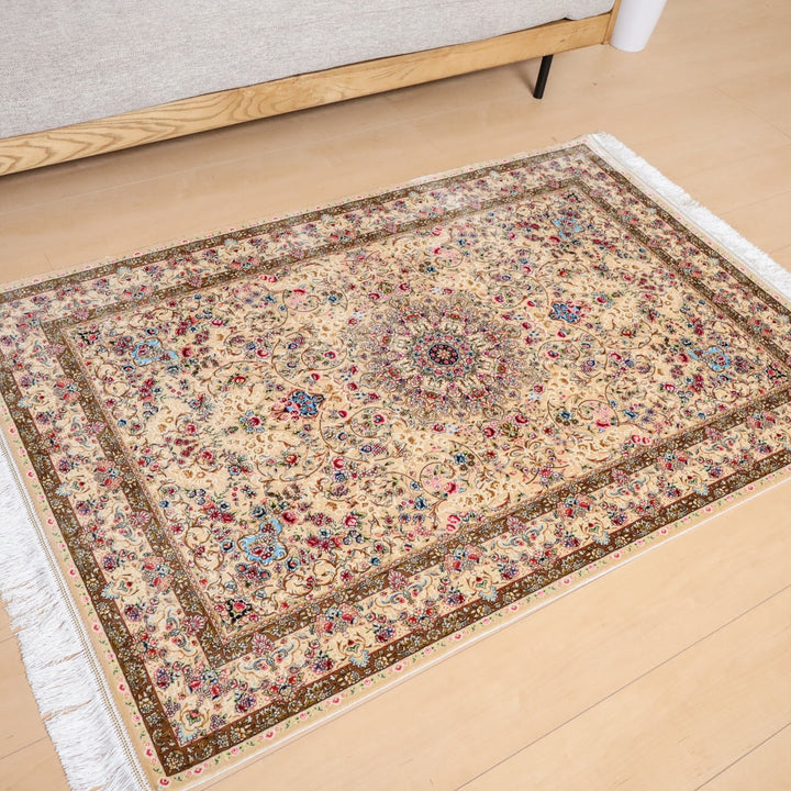 華やかなペルシャ絨毯のギャッベがリビングの床に置かれ、手織りのウールが織りなす精緻な模様が際立っている。