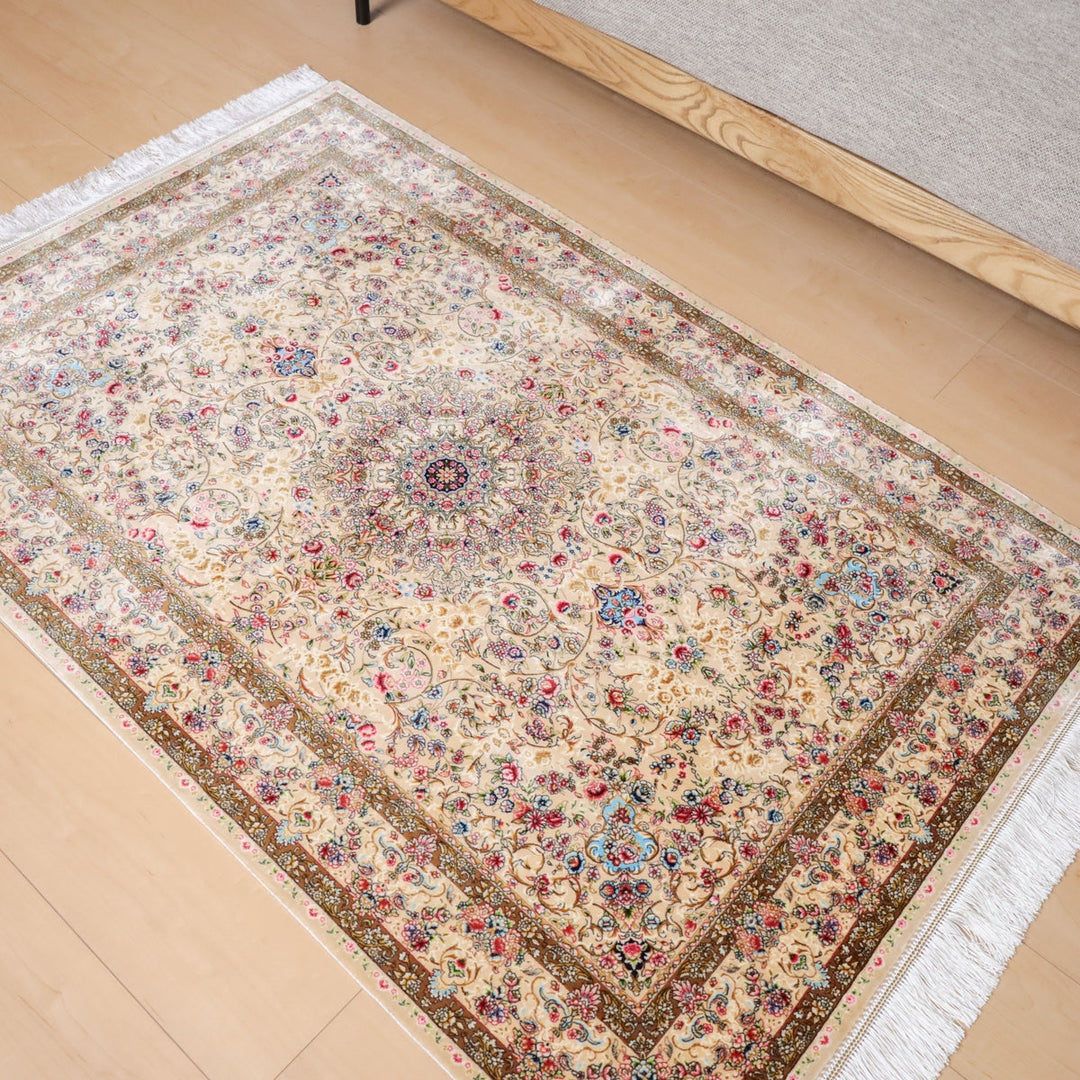 華やかなペルシャ絨毯の模様が美しく広がる、手織りのウールラグが床に敷かれている。