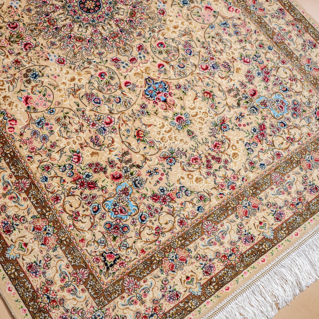 色鮮やかな花模様が広がるペルシャ絨毯の美しいデザインが際立つ手織りウールのギャッベラグが見える。