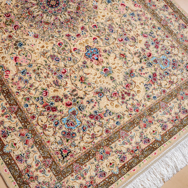 色鮮やかな花模様が広がるペルシャ絨毯の美しいデザインが際立つ手織りウールのギャッベラグが見える。