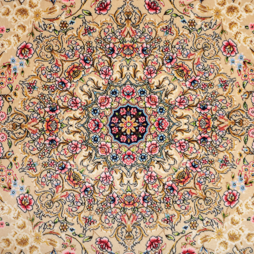 華やかなペルシャ絨毯が、手織りの技術で丹念に描かれた花模様とともにリビングの床に広がっている。