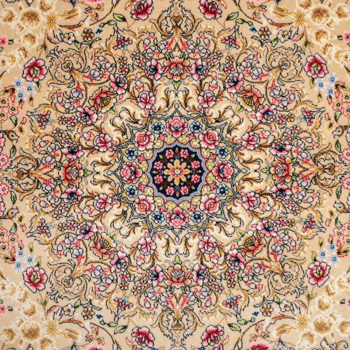 華やかなペルシャ絨毯が、手織りの技術で丹念に描かれた花模様とともにリビングの床に広がっている。