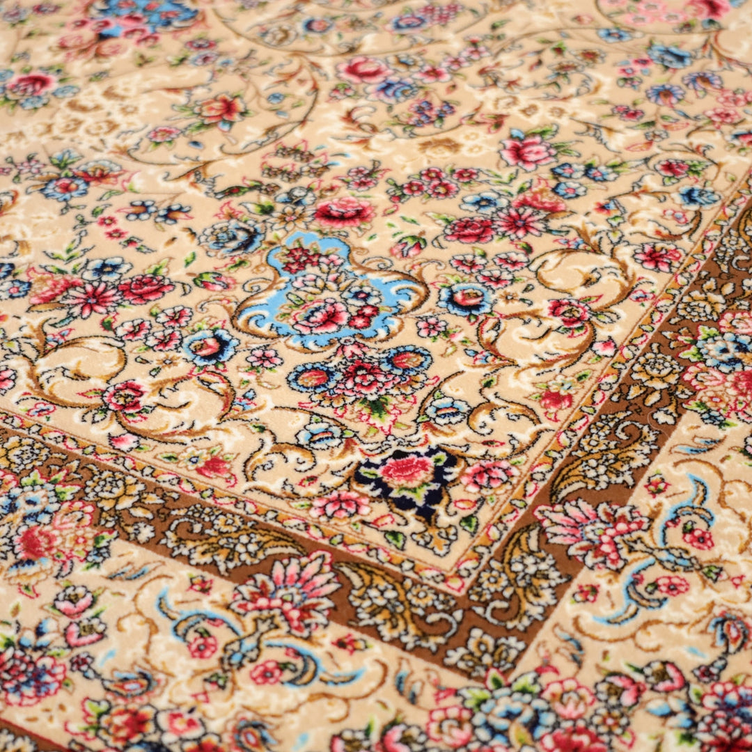 色とりどりの花模様が繊細に描かれたペルシャ絨毯が床に広がり、手織りウールの豊かな質感が際立っている。