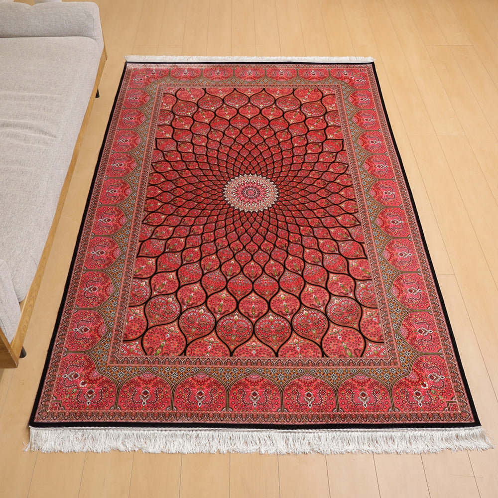 赤い幾何学模様が美しい手織りウールのギャッベラグが、リビングの床に見事に敷かれている。