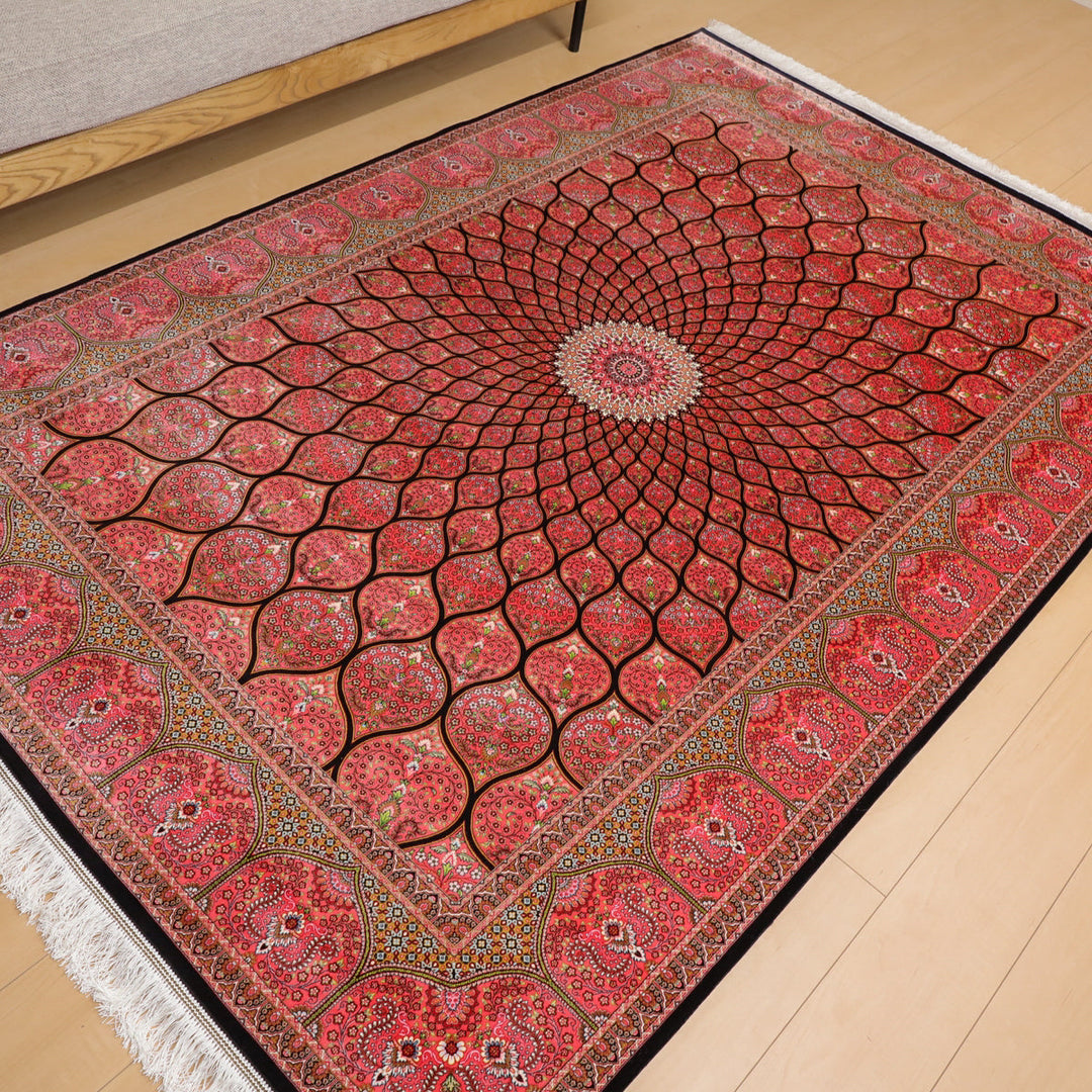 赤と黒のコントラストが美しい手織りのペルシャ絨毯が、リビングの床に鮮やかに敷かれている。