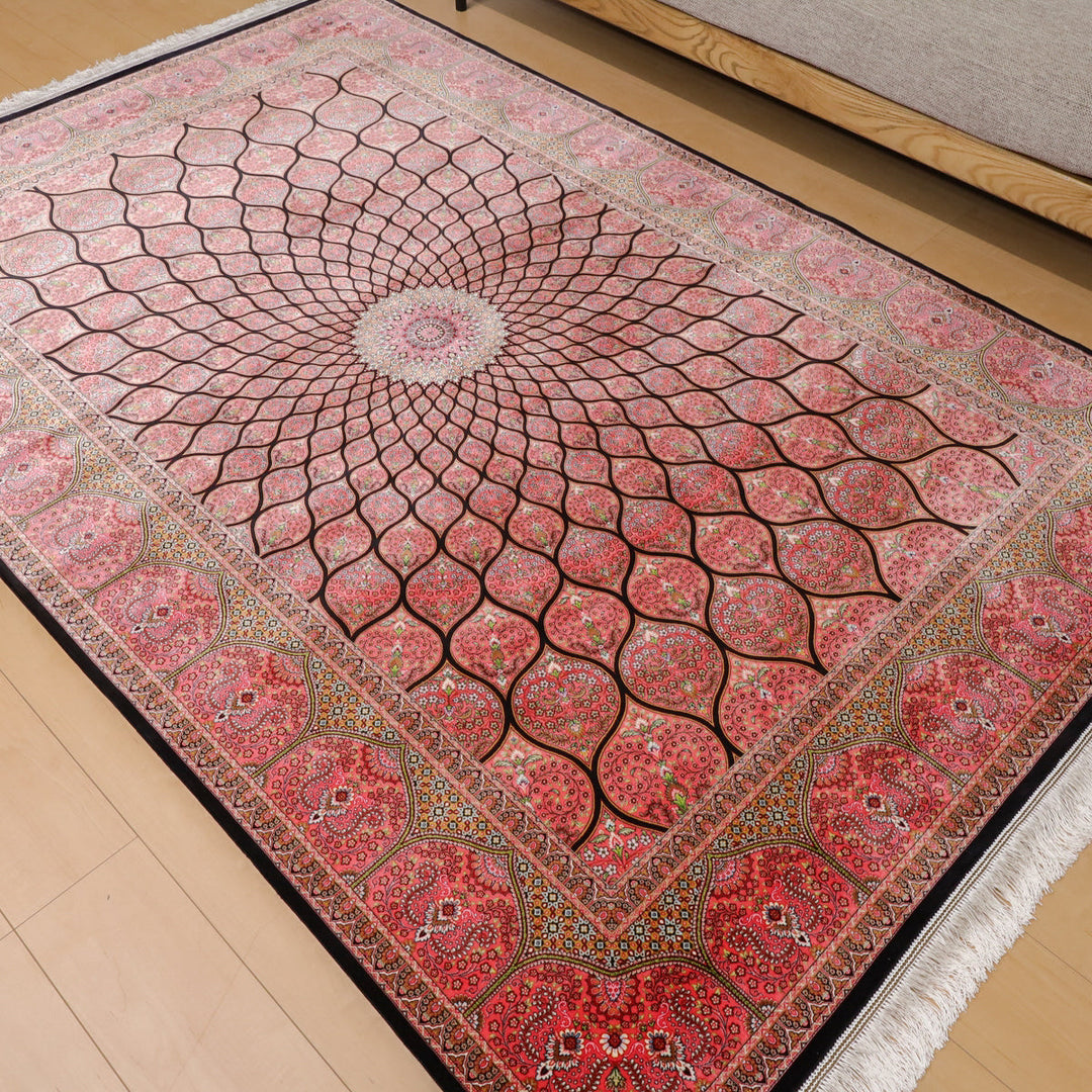 手織りのペルシャ絨毯がリビングに敷かれ、鮮やかな赤の模様がウール素材のぬくもりと共に空間を華やかに演出している。