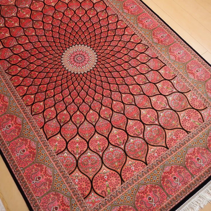 鮮やかな赤と複雑な模様が織り成す手織りのペルシャ絨毯が、専門店で通販されるギャッベラグとして床に広がっている。