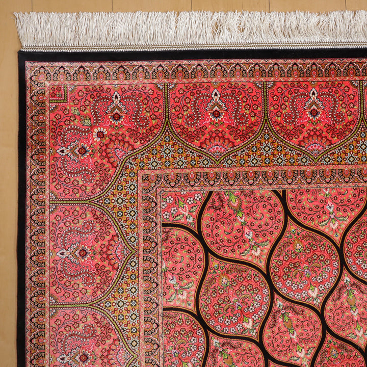 鮮やかな赤色と繊細な模様が美しい手織りのギャッベラグが、ペルシャ絨毯専門店の通販で提供され、床に敷かれている。