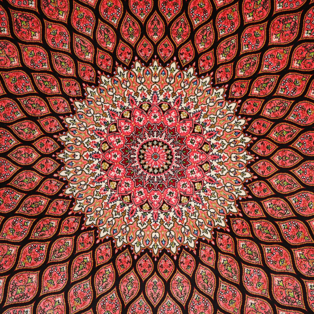 色鮮やかなペルシャ絨毯のギャッベが、手織りのウール素材で美しい模様を描き、専門店の通販で購入できる一品が床に広がっている。