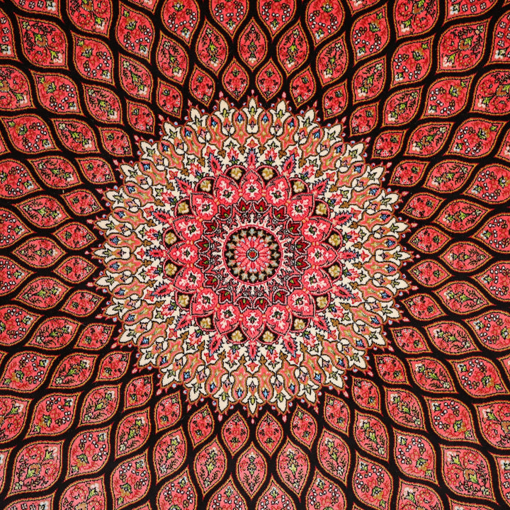 色鮮やかなペルシャ絨毯のギャッベが、手織りのウール素材で美しい模様を描き、専門店の通販で購入できる一品が床に広がっている。