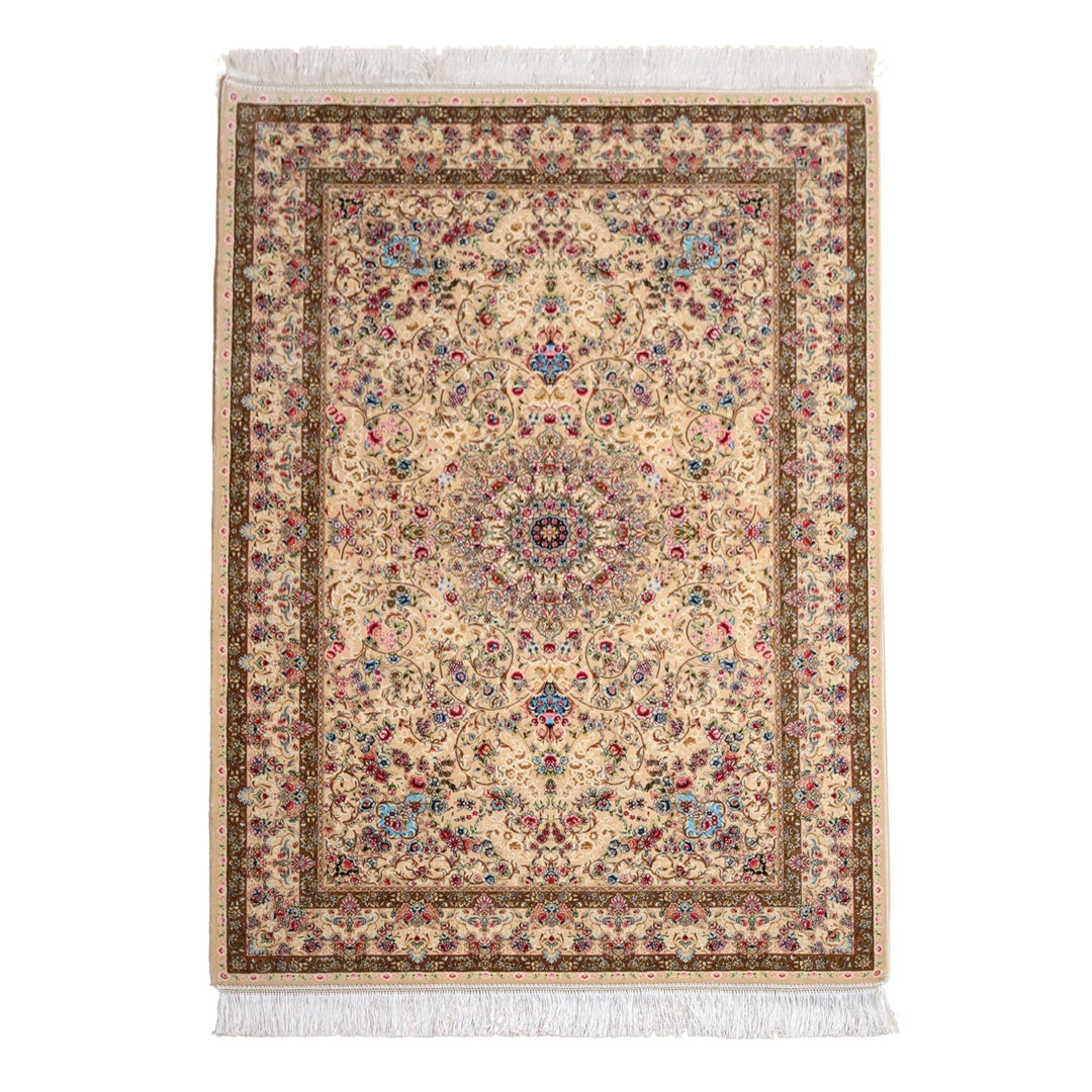 ペルシャ絨毯専門店の手織りウールラグが、緻密な模様と華やかな色彩で玄関に敷かれている。