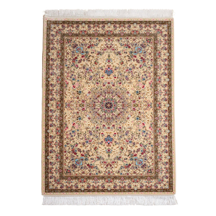 ペルシャ絨毯専門店の手織りウールラグが、緻密な模様と華やかな色彩で玄関に敷かれている。