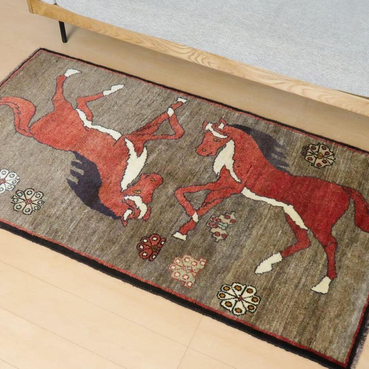 ブラウン背景にエンジ色の馬が描かれた手織りギャッベオールドカシュガイ185×101cmのウールラグ