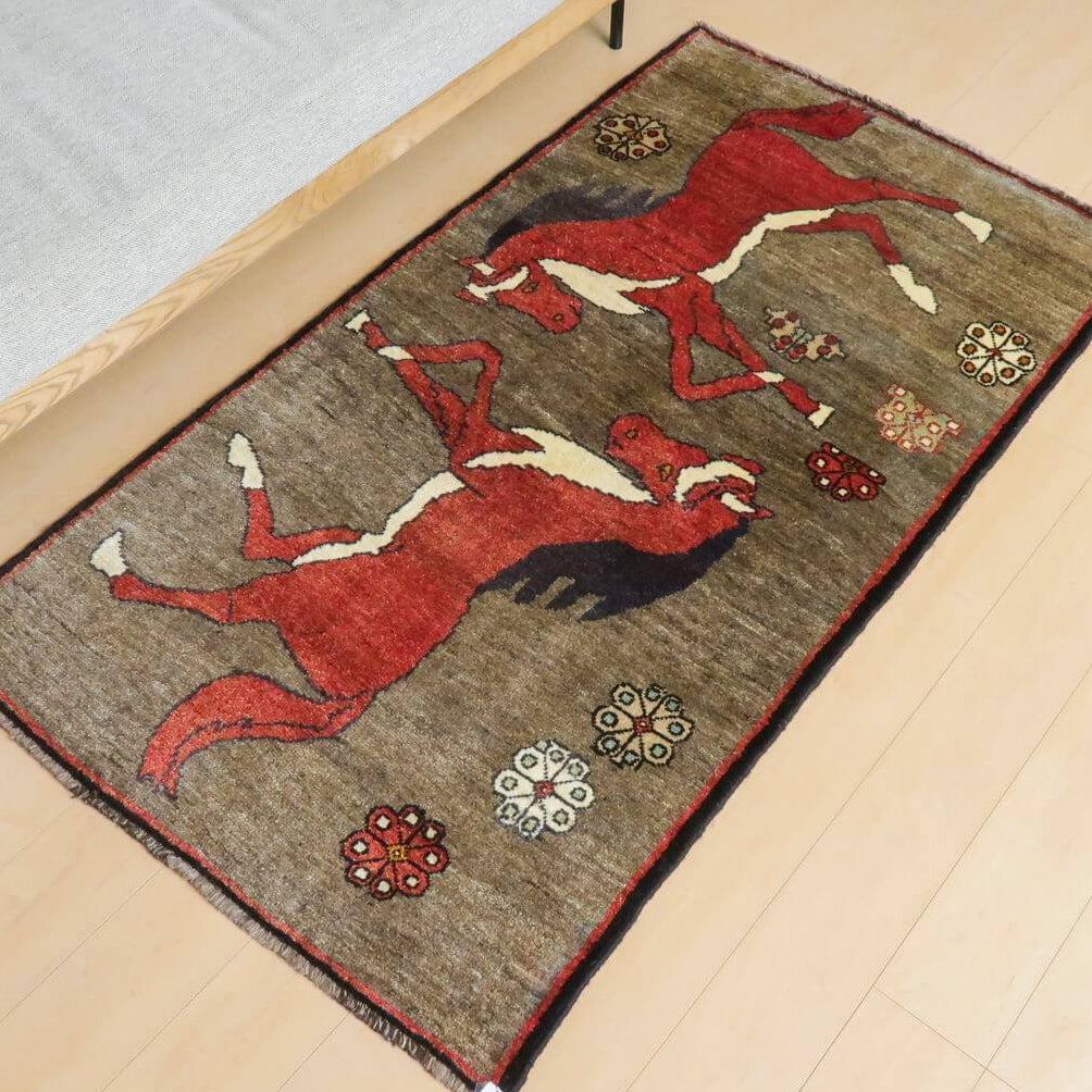 ブラウン地にエンジ色の馬が描かれた手織りウール製ギャッベオールドカシュガイラグ185×101cm