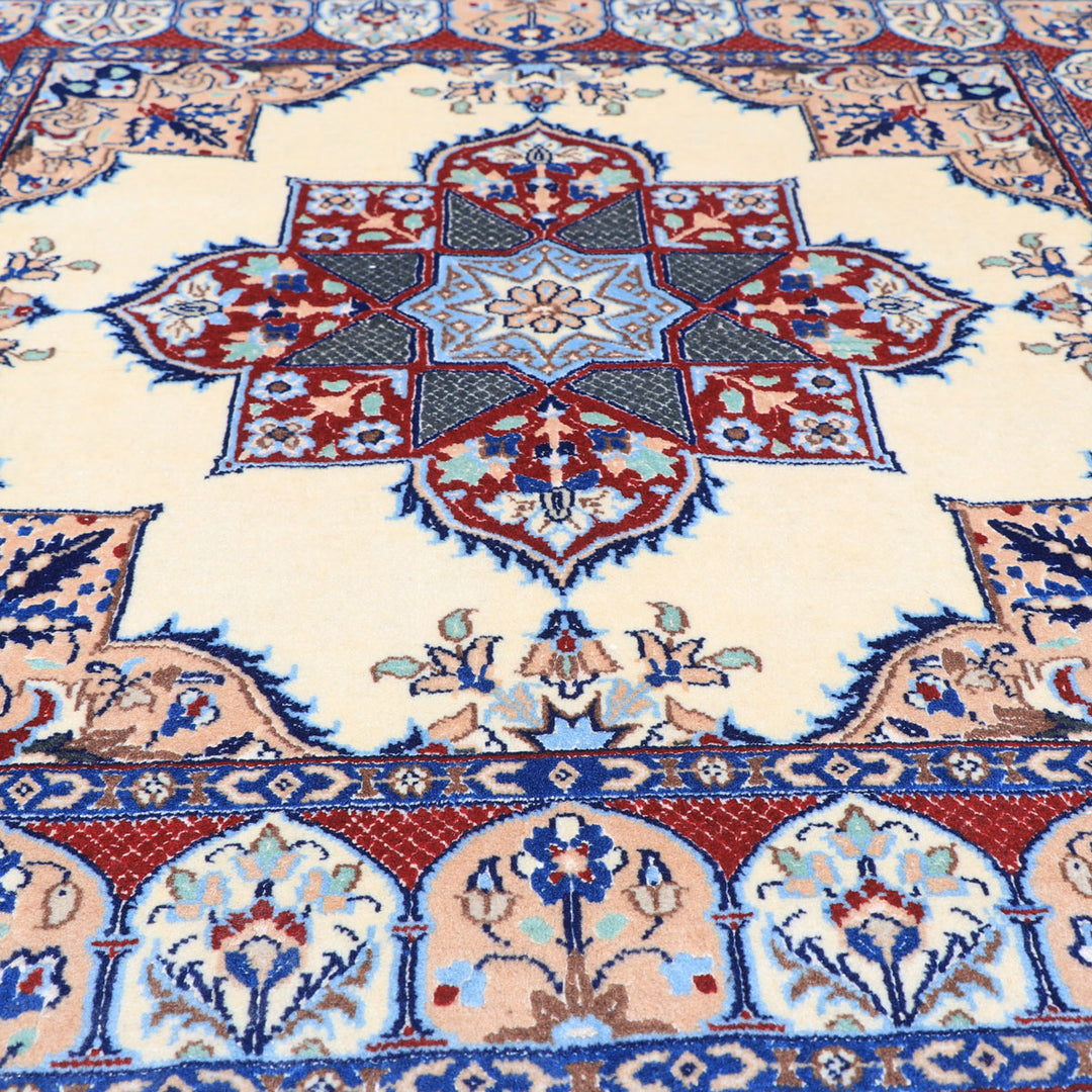 ペルシャ絨毯(イラン産)ナイン 103×99cm(FS-70023)