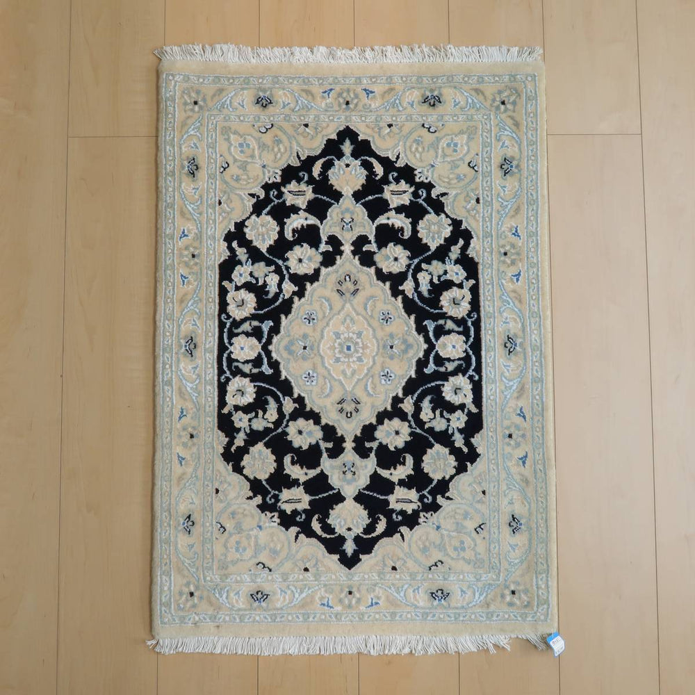 ペルシャ絨毯イランのナイン産ハビビアン工房の手織り玄関サイズ90×61cm(FS-455N)使用イメージ写真
