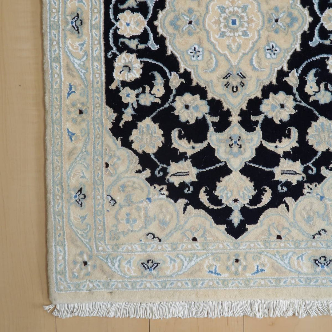 ペルシャ絨毯イランのナイン産ハビビアン工房の手織り玄関サイズ90×61cm(FS-455N)デザイン細部写真2