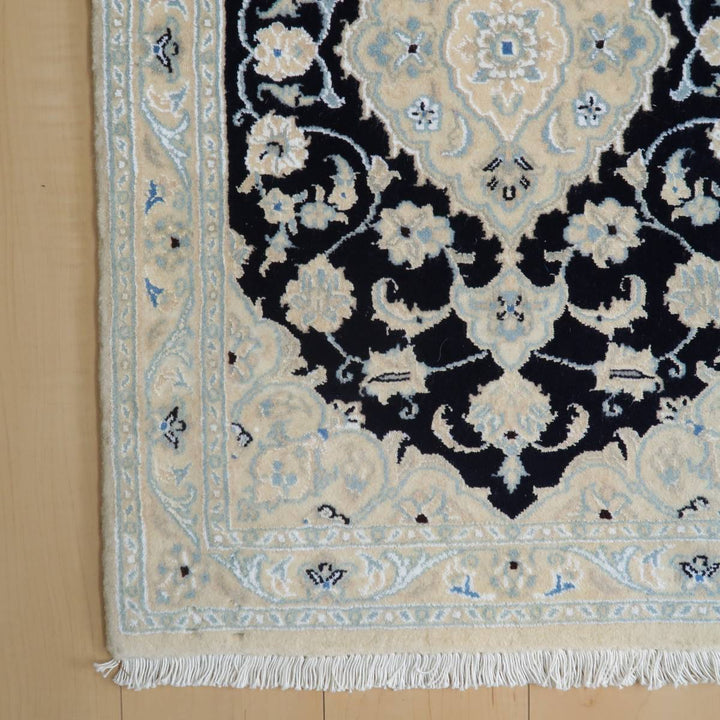 ペルシャ絨毯イランのナイン産ハビビアン工房の手織り玄関サイズ90×61cm(FS-455N)デザイン細部写真2
