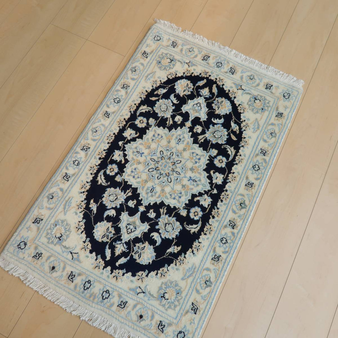 ペルシャ絨毯イランのナイン産ハビビアン工房の手織り玄関サイズ93×59cm(FS-428N)使用イメージ写真