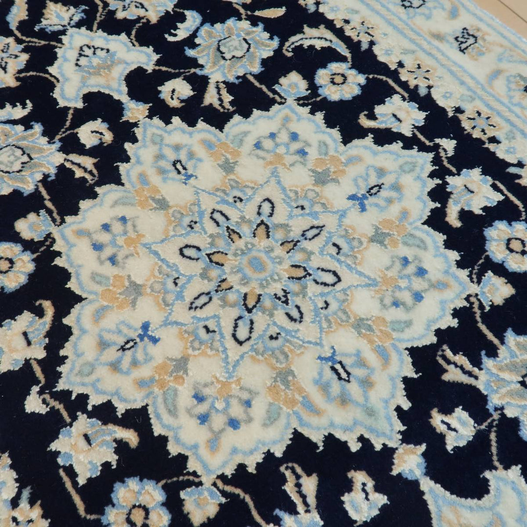 ペルシャ絨毯イランのナイン産ハビビアン工房の手織り玄関サイズ93×59cm(FS-428N)デザイン細部写真