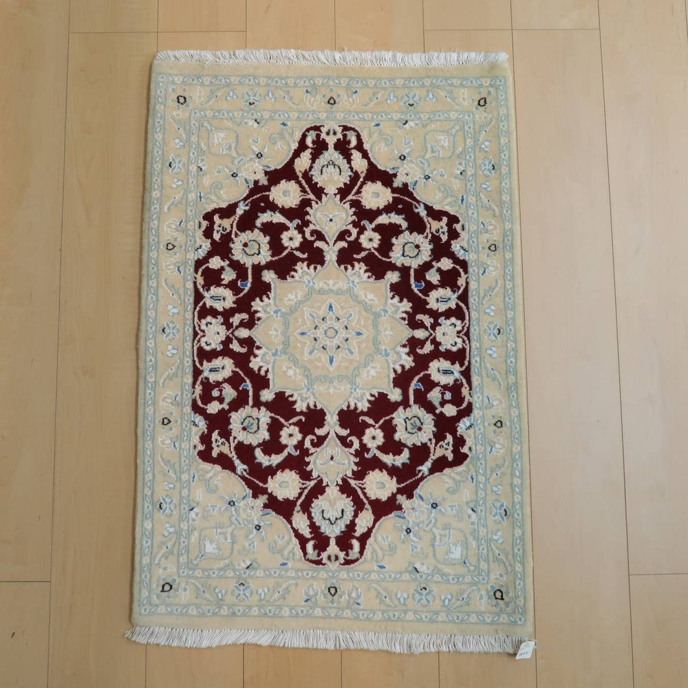 ペルシャ絨毯イランのナイン産ウール手織り玄関サイズ93×62cm(FS-488N)使用イメージ写真