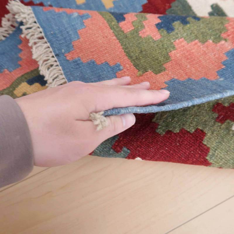 手でめくられたペルシャ絨毯のギャッベラグは、丁寧に手織りされたウールの暖かさが伝わる通販専門店の一品です。