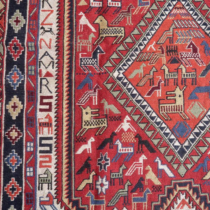 赤を基調としたペルシャ絨毯のギャッベには、手織りのウール素材で動物や幾何学模様が丁寧に描かれています。