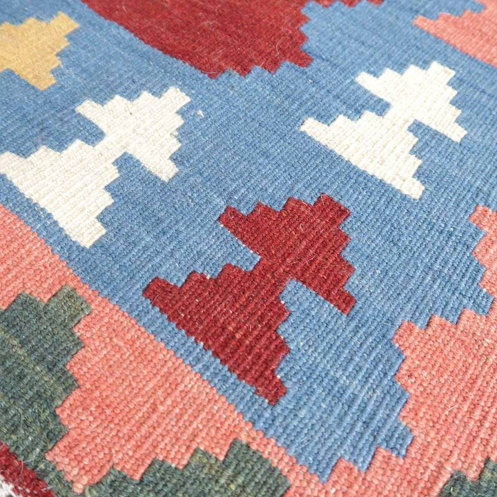 色とりどりの幾何学模様が魅力的な手織りウールのギャッベが、ペルシャ絨毯専門店の通販で織り目の美しさが際立っています。