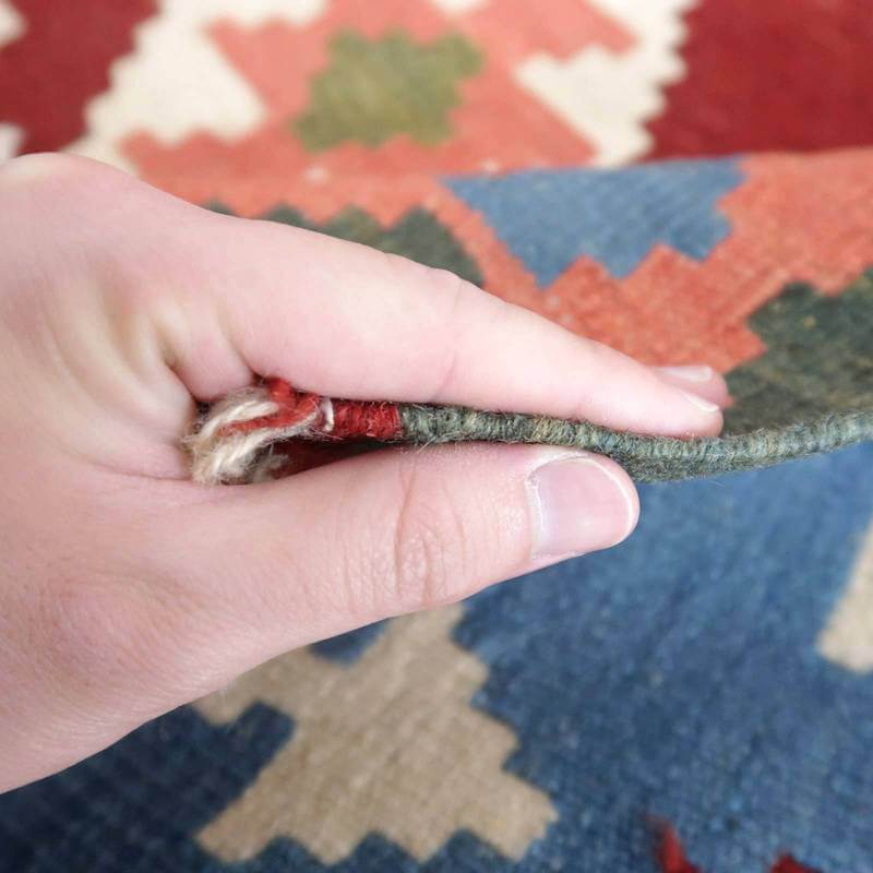 手織りのギャッベラグの厚みを指先で確かめると、ウールの柔らかさとペルシャ絨毯専門店ならではの繊細な模様が浮かび上がっている。