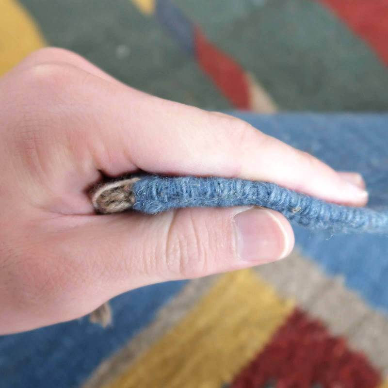 丁寧に手織りされたペルシャ絨毯のギャッベラグが、ウールの柔らかさと厚みを感じさせる接写で確認できる。