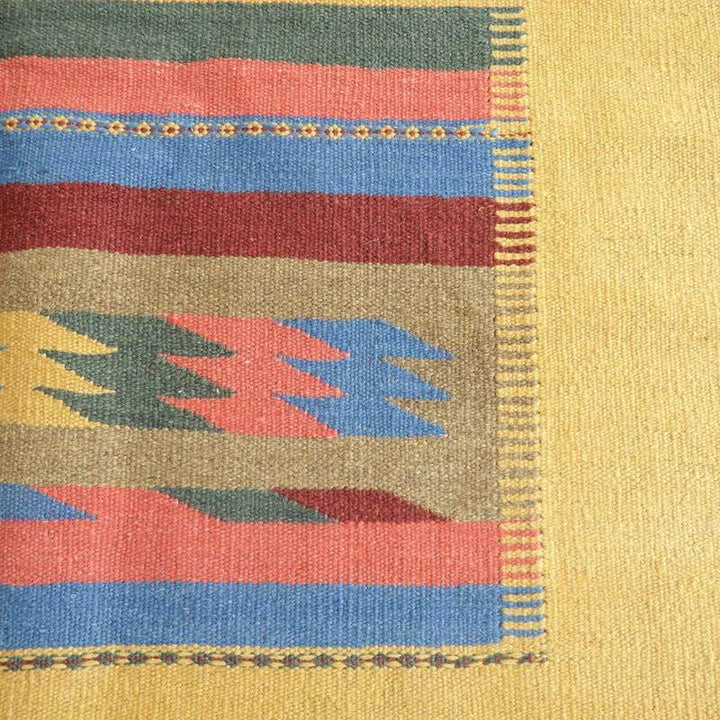 色彩豊かな手織りのギャッベラグが、幾何学模様とともに温かみあるウールの質感を見せています。