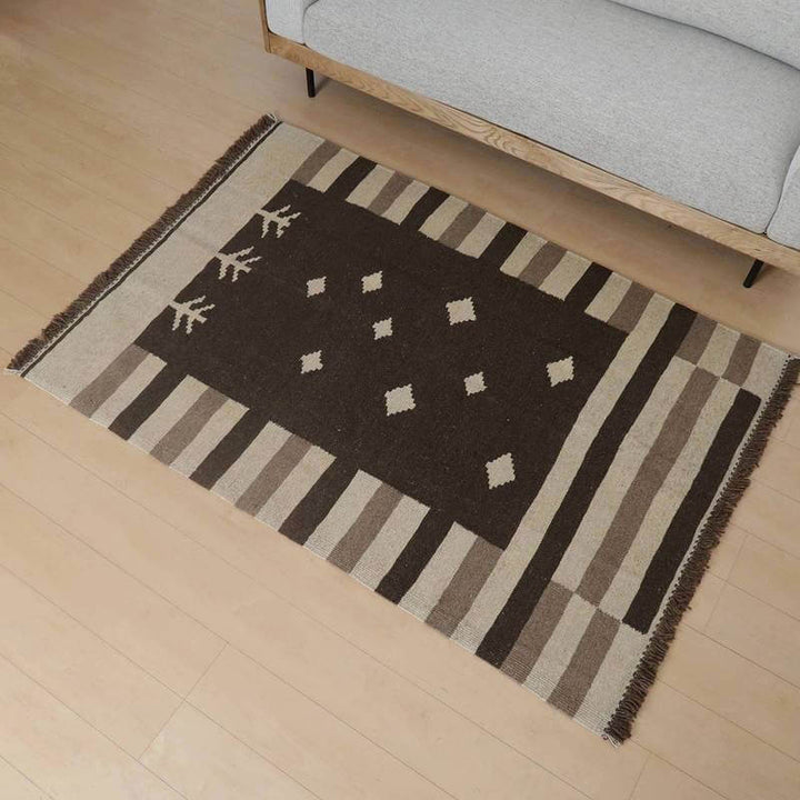 手織りのウールで丁寧に作られたギャッベラグが、温かみのあるペルシャ絨毯の専門店から通販され、落ち着いた色調でリビングの床に美しく敷かれている。