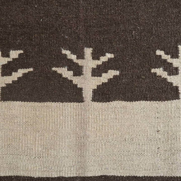 素朴な樹木柄が施されたペルシャ絨毯のギャッベは、手織りウールの自然な風合いが感じられるデザインです。