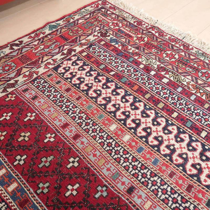 手織りのウールで丁寧に作られたペルシャ絨毯のギャッベラグが、リビングの床に美しく敷かれている。