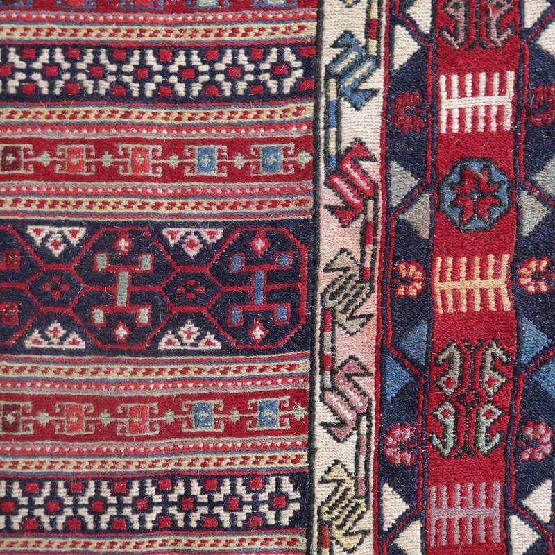 色鮮やかな幾何学模様が印象的な手織りのギャッベラグが、ペルシャ絨毯の専門店から通販で取り扱われています。