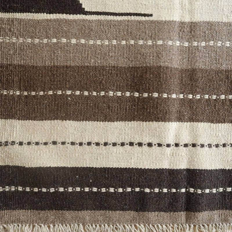 ブラウンとベージュのストライプが交差する手織りのウールギャッベラグ、繊細な模様がペルシャ絨毯専門店の通販で購入可能です。