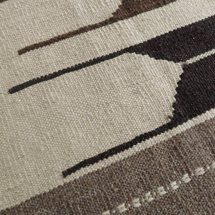 ウール素材のギャッベラグが丁寧に手織りされ、ペルシャ絨毯専門店の通販で見ることができる繊細な模様が際立っている。