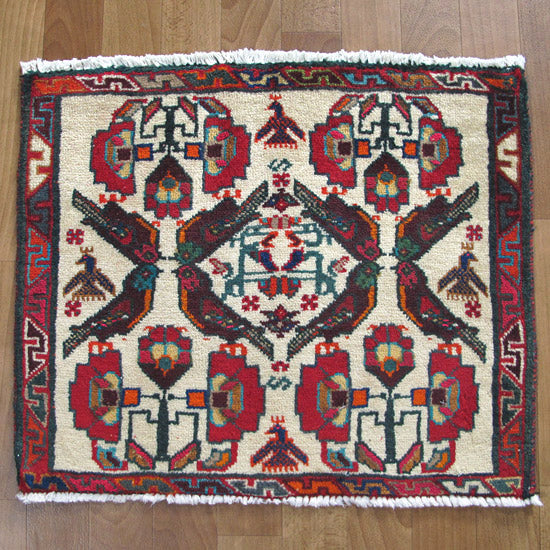 カシュガイ 50×58cm(ZP-960)ゾランヴァリは、色鮮やかな模様が特徴的なペルシャ絨毯のギャッベラグが、ウールの手織りで丁寧に仕上げられた様子が床に広がっている。
